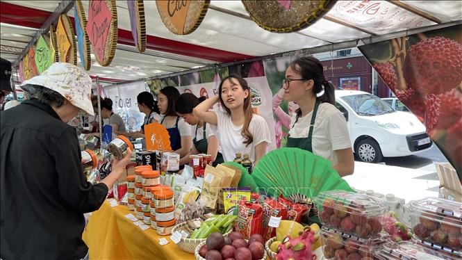 Một trong những gian h&amp;agrave;ng b&amp;aacute;n c&amp;aacute;c sản phẩm Việt Nam trong lễ hội ẩm thực.
