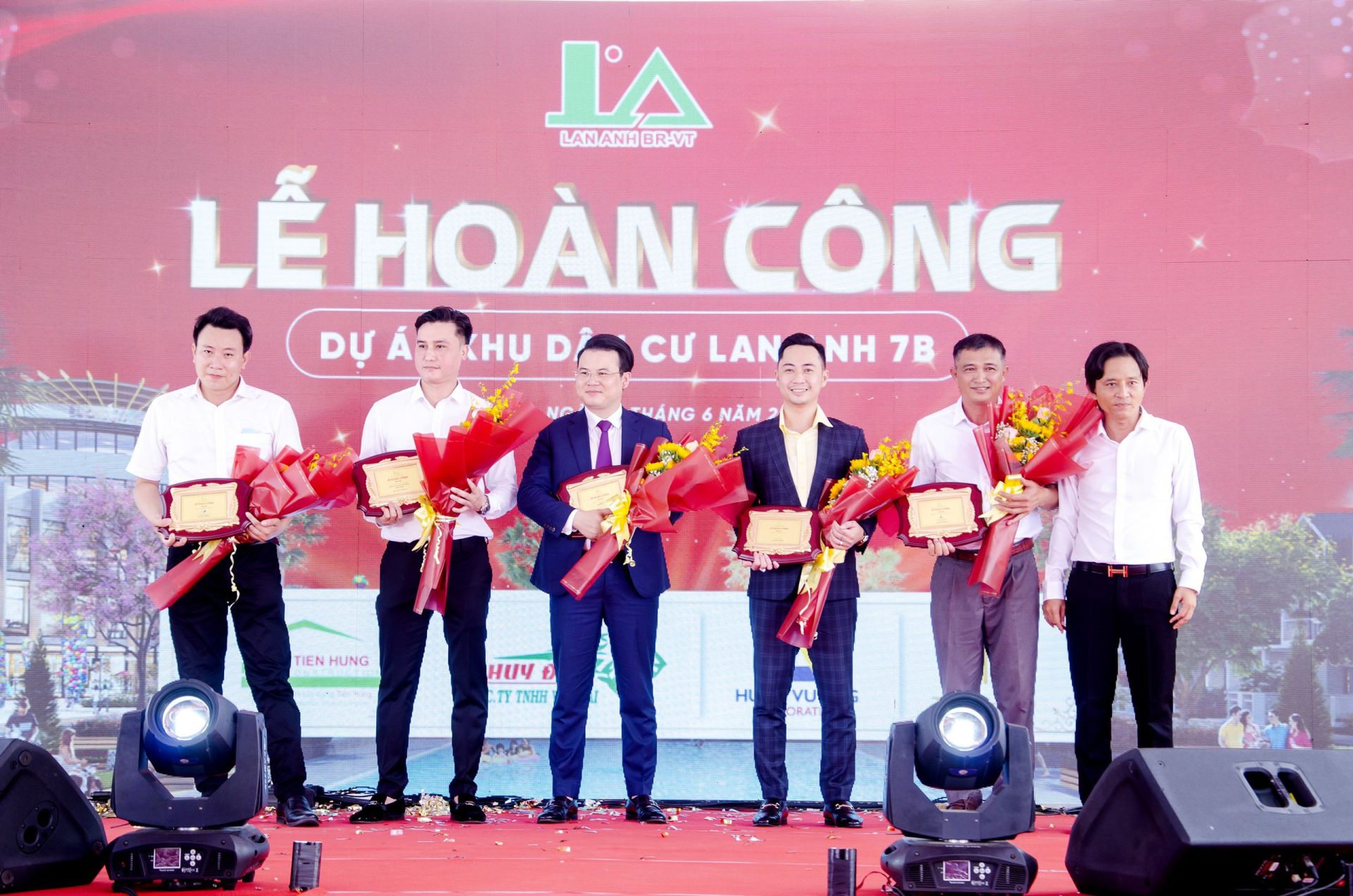 B&amp;agrave; Nguyễn Nam Phương b&amp;agrave;n giao HTKT cho L&amp;atilde;nh đạo huyện Ch&amp;acirc;u Đức