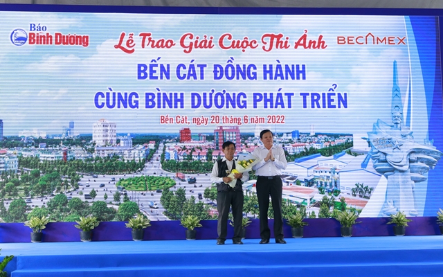 &amp;Ocirc;ng L&amp;ecirc; Hữu Phước &amp;ndash; Chủ tịch Hội nh&amp;agrave; b&amp;aacute;o B&amp;igrave;nh Dương trao giải Đặc biệt cho t&amp;aacute;c giả H&amp;agrave; Quốc Chiến