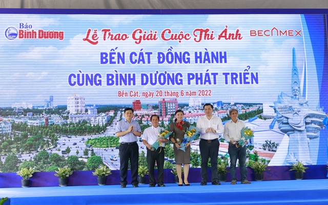 &amp;Ocirc;ng Cao Văn Ch&amp;oacute;ng &amp;ndash; PGĐ Sở Văn ho&amp;aacute; thể thao v&amp;agrave; du lịch tỉnh BD v&amp;agrave; &amp;ocirc;ng Giang Quốc Dũng &amp;ndash; Ph&amp;oacute; TGĐ Tổng c&amp;ocirc;ng ty Becamex IDC trao giải thưởng cho c&amp;aacute;c t&amp;aacute;c giả đoạt giải Nh&amp;igrave; của cuộc thi.