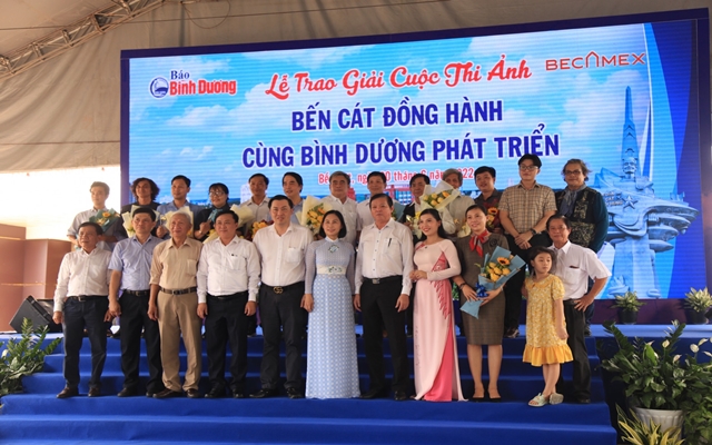 To&amp;agrave;n cảnh Lễ trao giải cuộc thi ảnh &amp;ldquo;Bến C&amp;aacute;t đồng h&amp;agrave;nh c&amp;ugrave;ng B&amp;igrave;nh Dương ph&amp;aacute;t triển&amp;rdquo;