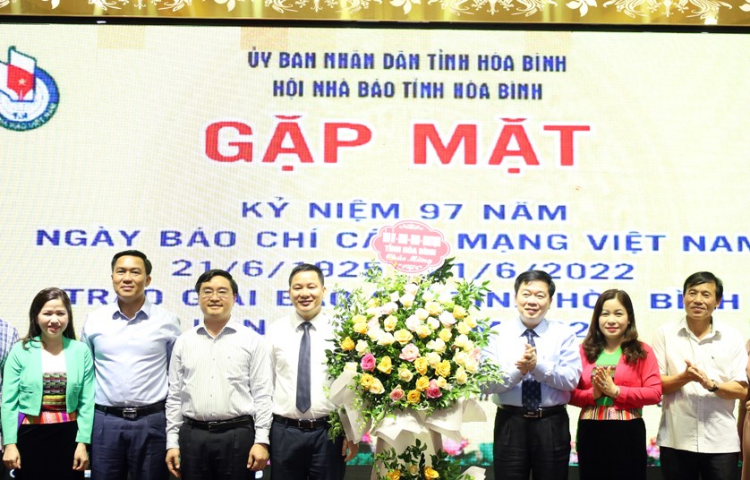 L&amp;atilde;nh đạo tỉnh H&amp;ograve;a B&amp;igrave;nh tặng lẵng hoa tươi thắm ch&amp;uacute;c mừng 97 năm ng&amp;agrave;y b&amp;aacute;o ch&amp;iacute; c&amp;aacute;ch mạng Việt Nam