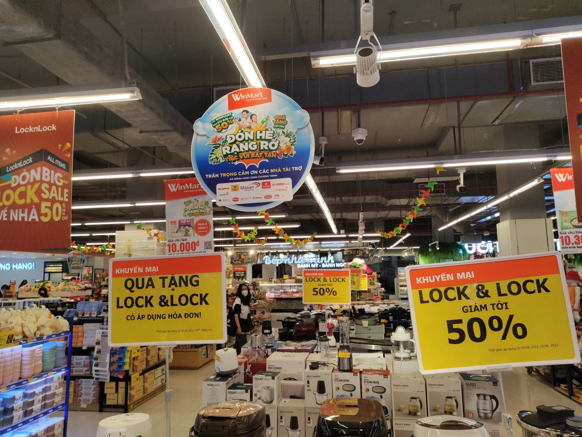 hệ thống WinMart/WinMart+ với hơn 3.000 si&amp;ecirc;u thị v&amp;agrave; cửa h&amp;agrave;ng tr&amp;ecirc;n to&amp;agrave;n quốc triển khai Lễ hội H&amp;agrave;ng h&amp;oacute;a &amp;ldquo;Đ&amp;oacute;n H&amp;egrave; Rực Rỡ - Tiệc Vui Bất Tận&amp;rdquo; với nhiều khuyến mại hấp dẫn