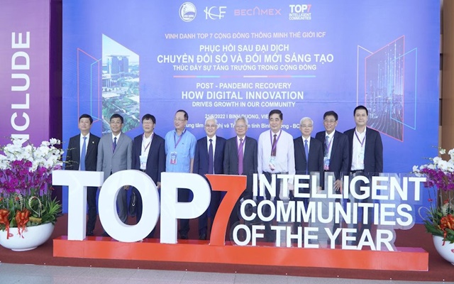 Đại biểu chụp h&amp;igrave;nh lưu niệm tại sảnh sự kiện