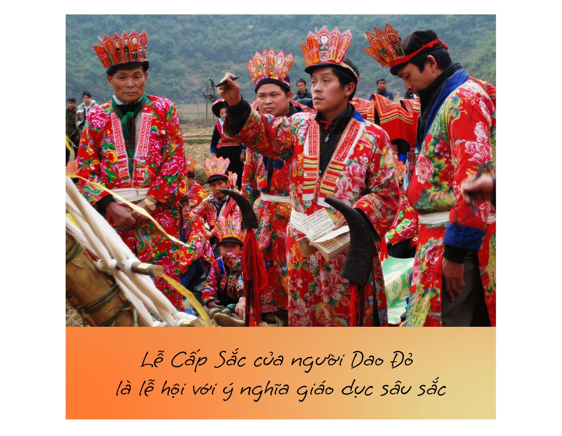 Lễ cấp sắc l&amp;agrave; lễ hội điển h&amp;igrave;nh v&amp;agrave; đặc trưng nhất, mang &amp;yacute; nghĩa quan  trọng nhất đối với người Dao Đỏ. Lễ cấp sắc được tổ chức với mục  đ&amp;iacute;ch c&amp;ocirc;ng nhận l&amp;agrave; con ch&amp;aacute;u của &amp;ldquo;B&amp;agrave;n Vương&amp;rdquo;- tổ ti&amp;ecirc;n của người Dao  Đỏ. Người con trai Dao Đỏ phải trải qua lễ cấp sắc từ 3 ngọn đ&amp;egrave;n trở  l&amp;ecirc;n mới được c&amp;ocirc;ng nhận l&amp;agrave; con ch&amp;aacute;u của người Dao Đỏ (thường c&amp;oacute;  bậc 3 đ&amp;egrave;n, 7 đ&amp;egrave;n, 12 đ&amp;egrave;n). Đ&amp;acirc;y l&amp;agrave; lễ hội mang t&amp;iacute;nh gi&amp;aacute;o dục con ch&amp;aacute;u  rất cao của người Dao Đỏ, mong muốn con ch&amp;aacute;u lu&amp;ocirc;n nhớ về nguồn  cội của m&amp;igrave;nh v&amp;agrave; của tổ ti&amp;ecirc;n d&amp;acirc;n tộc. Muốn tham gia lễ lội n&amp;agrave;y của  người Dao Đỏ du kh&amp;aacute;ch c&amp;oacute; thể đến Sapa v&amp;agrave;o những dịp cuối năm  th&amp;aacute;ng 11 hoặc th&amp;aacute;ng 12 h&amp;agrave;ng năm- khoảng thời gian nh&amp;agrave;n rỗi của đồng  b&amp;agrave;o Dao Đỏ.
