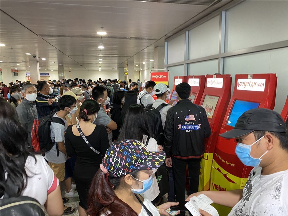 Khách xếp hàng dài chờ tại quầy check - in Khách xếp hàng dài chờ tại quầy check - in