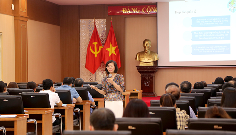 Chuy&amp;ecirc;n vi&amp;ecirc;n của Vụ Hợp t&amp;aacute;c quốc tế Bộ Lao động- Thương binh v&amp;agrave; X&amp;atilde; hội truyền đạt nhiều nội dung quan trọng tại hội nghị