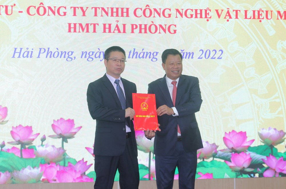 Đồng ch&amp;iacute; L&amp;ecirc; Trung Ki&amp;ecirc;n, Ủy vi&amp;ecirc;n ban Thường vụ Th&amp;agrave;nh ủy, Trưởng ban  Quản l&amp;yacute; khu Kinh tế Hải Ph&amp;ograve;ng trao chứng nhận đầu tư cho dự &amp;aacute;