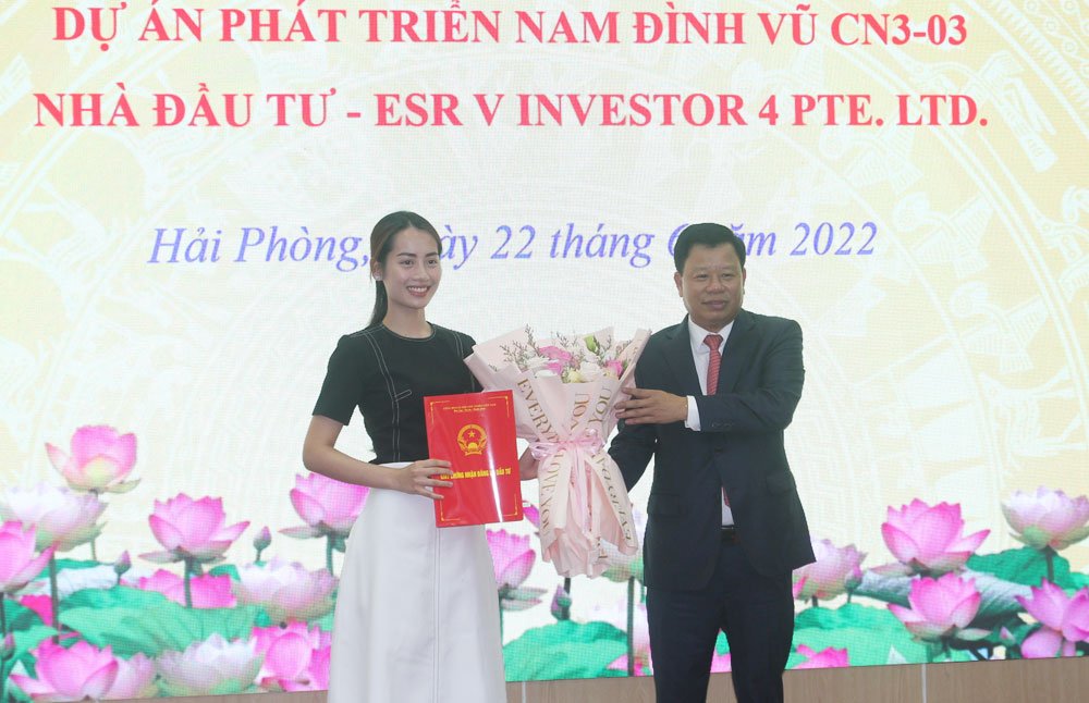Đồng ch&amp;iacute; L&amp;ecirc; Trung Ki&amp;ecirc;n, Ủy vi&amp;ecirc;n ban Thường vụ Th&amp;agrave;nh ủy, Trưởng ban  Quản l&amp;yacute; khu Kinh tế Hải Ph&amp;ograve;ng trao chứng nhận đầu tư cho dự &amp;aacute;n