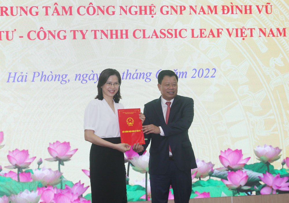 Đồng ch&amp;iacute; L&amp;ecirc; Trung Ki&amp;ecirc;n, Ủy vi&amp;ecirc;n ban Thường vụ Th&amp;agrave;nh ủy, Trưởng ban  Quản l&amp;yacute; khu Kinh tế Hải Ph&amp;ograve;ng trao chứng nhận đầu tư cho dự &amp;aacute;n của C&amp;ocirc;ng ty TNHH Classic Leaf Việt Nam tại Khu phi thuế quan v&amp;agrave; Khu c&amp;ocirc;ng nghiệp Nam Đ&amp;igrave;nh Vũ (Khu 1)