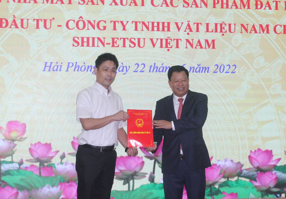 Đồng ch&amp;iacute; L&amp;ecirc; Trung Ki&amp;ecirc;n, Ủy vi&amp;ecirc;n ban Thường vụ Th&amp;agrave;nh ủy, Trưởng ban  Quản l&amp;yacute; khu Kinh tế Hải Ph&amp;ograve;ng trao chứng nhận đầu tư cho dự &amp;aacute;n của C&amp;ocirc;ng ty TNHH PhiHong Việt Nam tại KCN An Dương v&amp;agrave; C&amp;ocirc;ng ty TNHH Vật liệu nam ch&amp;acirc;m Shin-Etsu Việt Nam tại KCN Đ&amp;igrave;nh Vũ.