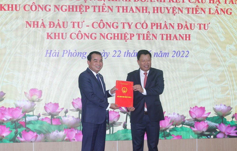 Đồng ch&amp;iacute; L&amp;ecirc; Trung Ki&amp;ecirc;n, Ủy vi&amp;ecirc;n ban Thường vụ Th&amp;agrave;nh ủy, Trưởng ban  Quản l&amp;yacute; khu Kinh tế Hải Ph&amp;ograve;ng trao chứng nhận đầu tư cho dự &amp;aacute;n đầu tư x&amp;acirc;y dựng v&amp;agrave; kinh doanh kết cấu hạ tầng Khu c&amp;ocirc;ng nghiệp Ti&amp;ecirc;n Thanh, huyện Ti&amp;ecirc;n L&amp;atilde;ng