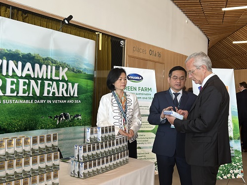 &amp;Ocirc;ng Richard Hall v&amp;agrave; c&amp;aacute;c đại diện Vinamilk trao đổi th&amp;ecirc;m về m&amp;ocirc; h&amp;igrave;nh Green Farm đ&amp;atilde; được Vinamilk x&amp;acirc;y dựng tại Việt Nam