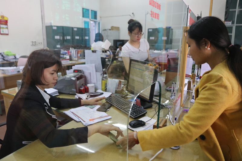 Agribank Cao Phong (H&amp;ograve;a B&amp;igrave;nh) tạo thuận lợi cho kh&amp;aacute;c h&amp;agrave;ng vay vốn trong bối cảnh dịch Covid-19 g&amp;acirc;y kh&amp;oacute; khăn cho hoạt động sản xuất, kinh doanh.