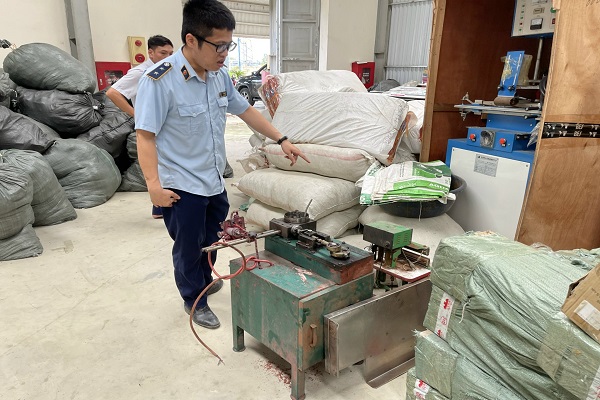 Lực lượng chức năng l&amp;agrave;m việc với cơ sở sản xuất h&amp;agrave;ng giả Hương Thu Hiền