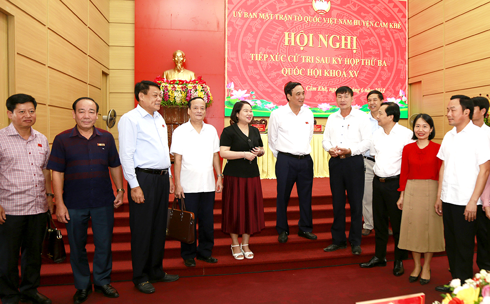 C&amp;aacute;c ĐBQH tỉnh Ph&amp;uacute; Thọ trao đổi b&amp;ecirc;n lề với cử tri huyện Cẩm Kh&amp;ecirc;.