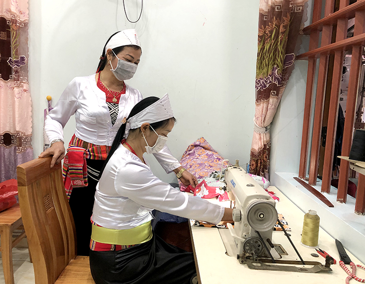 Nhờ được tham gia lớp học sơ cấp nghề may c&amp;ocirc;ng nghiệp, chị Ph&amp;ugrave;ng Thị Mai,  ở x&amp;atilde; T&amp;acirc;n Ph&amp;uacute;, huyện T&amp;acirc;n Sơn v&amp;agrave; nhiều chị em trong x&amp;atilde; đ&amp;atilde; c&amp;oacute; việc l&amp;agrave;m ổn định.