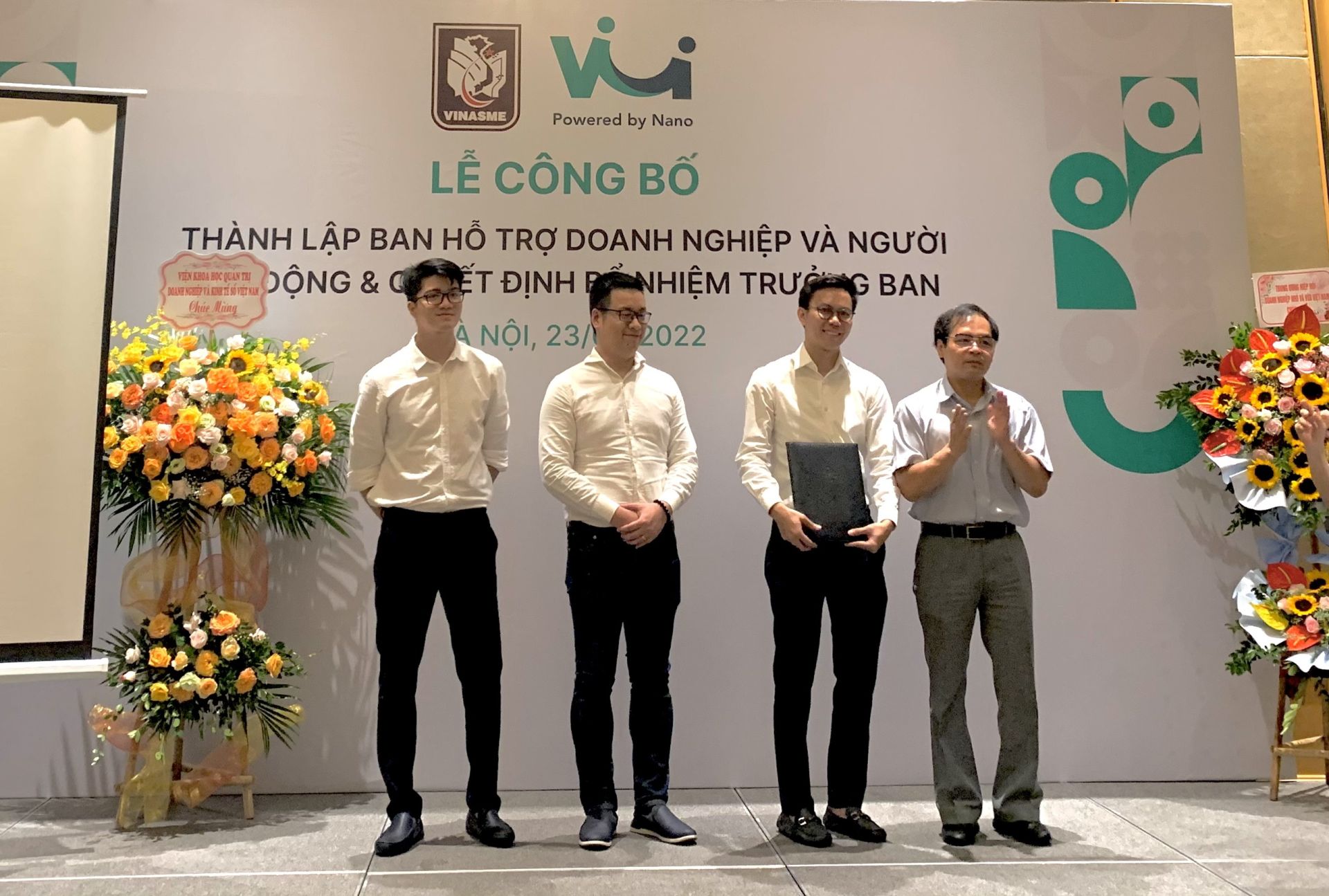 TS. T&amp;ocirc; Ho&amp;agrave;i Nam trao quyết định th&amp;agrave;nh lập Ban