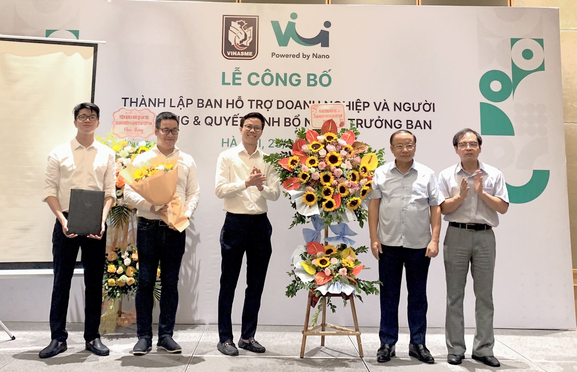 TS. Nguyễn Văn Than v&amp;agrave; TS. T&amp;ocirc; Ho&amp;agrave;i Nam trao hoa v&amp;agrave; quyết định th&amp;agrave;nh lập cho ban