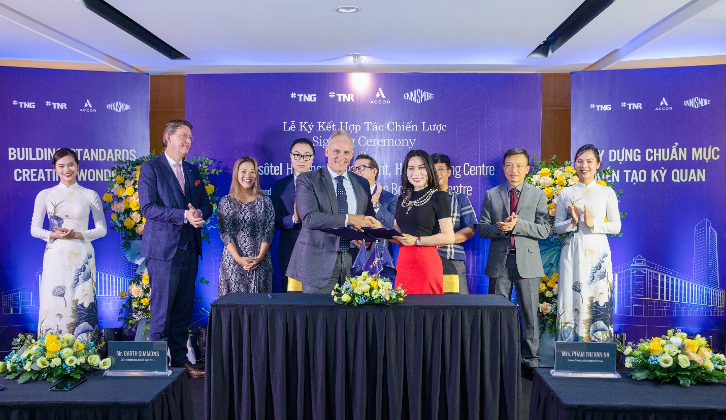 B&amp;agrave; Phạm Thị V&amp;acirc;n H&amp;agrave;, Chủ tịch TNR Holdings Vietnam v&amp;agrave; &amp;ocirc;ng Garth Simmons, Chủ tịch Accor Đ&amp;ocirc;ng Nam &amp;Aacute;, Nhật Bản, H&amp;agrave;n Quốc k&amp;yacute; thỏa thuận hợp t&amp;aacute;c ng&amp;agrave;y 22/6/2022