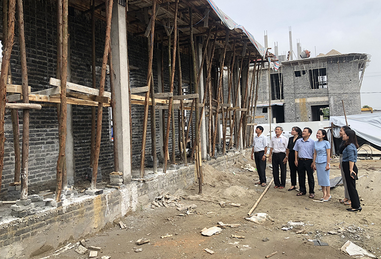 Ban Gi&amp;aacute;m s&amp;aacute;t đầu tư cộng đồng thực hiện gi&amp;aacute;m s&amp;aacute;t tại c&amp;ocirc;ng tr&amp;igrave;nh x&amp;acirc;y dựng Trung t&amp;acirc;m học tập cộng đồng, x&amp;atilde; Sơn Vi, huyện L&amp;acirc;m Thao (Ph&amp;uacute; Thọ).