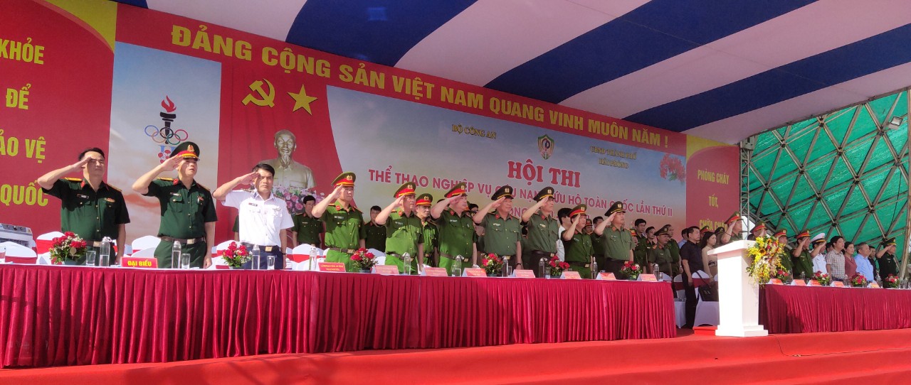 C&amp;aacute;c đại biểu tham dự trang nghi&amp;ecirc;m nghi thức ch&amp;agrave;o đo&amp;agrave;n diễu h&amp;agrave;nh