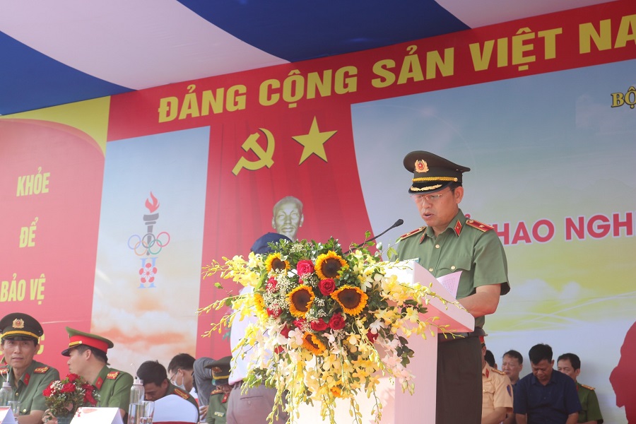Thiếu tướng Vũ Thanh Chương - Gi&amp;aacute;m đốc CATP Hải Ph&amp;ograve;ng ph&amp;aacute;t biểu khai mạc Hội thi
