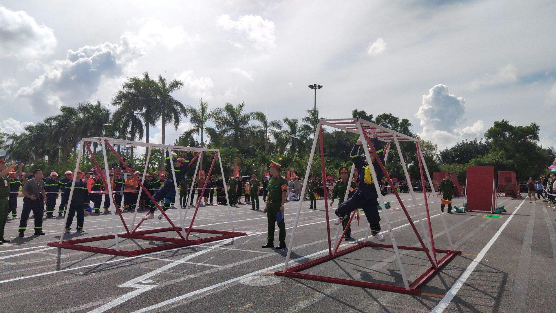 C&amp;aacute;c vận động vi&amp;ecirc;n vượt chướng ngại vật khi dự thi nội dung 100m vượt chướng ngại vật, CNCH
