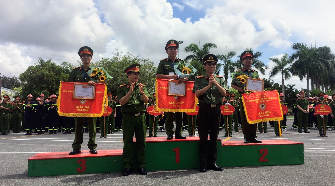 Ban tổ chức trao cờ lưu niệm v&amp;agrave; bằng khen to&amp;agrave;n đo&amp;agrave;n cho 3 đơn vị l&amp;agrave; c&amp;ocirc;ng an Hải Ph&amp;ograve;ng nhất to&amp;agrave;n đo&amp;agrave;n, vị tr&amp;iacute; thứ 2 l&amp;agrave; c&amp;ocirc;ng an Th&amp;aacute;i Nguy&amp;ecirc;n, thứ 3 l&amp;agrave; c&amp;ocirc;ng an Ph&amp;uacute; Thọ