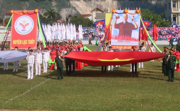 C&amp;aacute;c đơn vị tham gia diễu h&amp;agrave;nh biểu dương lực lượng tại lễ khai mạc Đại hội TDTT huyện Lạc Thủy lần thứ VII năm 2021