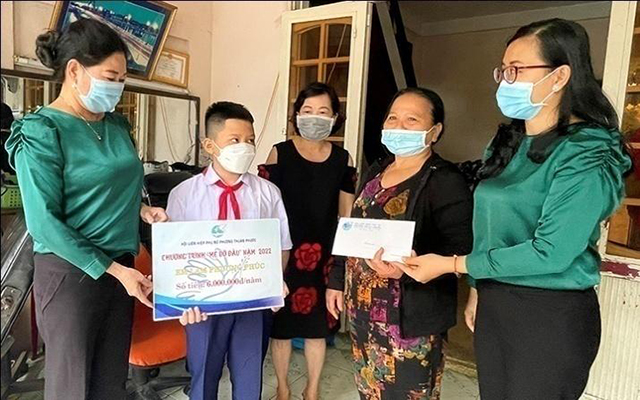 Hội LHPN phường Thuận Phước trao hỗ trợ cho em L&amp;acirc;m Phương Ph&amp;uacute;c