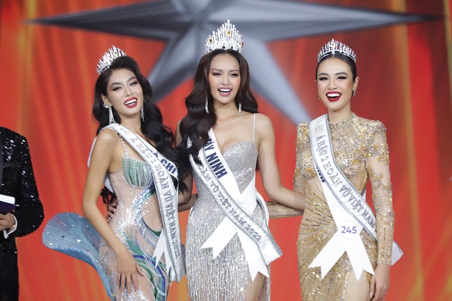 Top 3 Hoa hậu Ho&amp;agrave;n vũ Việt Nam: &amp;Aacute; hậu 1 L&amp;ecirc; Thảo Nhi (b&amp;igrave;a tr&amp;aacute;i), Hoa hậu Nguyễn Thị Ngọc Ch&amp;acirc;u v&amp;agrave; &amp;Aacute; hậu 2 Huỳnh Phạm Thủy Ti&amp;ecirc;n (b&amp;igrave;a phải)