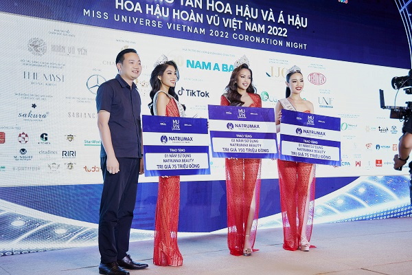&amp;Ocirc;ng Nguyễn Tất T&amp;ugrave;ng - CT HĐTV Natrumax Việt Nam trao tặng t&amp;agrave;i trợ cho Top 3 Hoa  hậu ho&amp;agrave;n vũ Việt Nam 2022