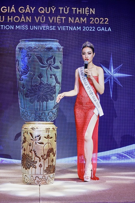 Vật phẩm &amp;ldquo;Chum Trần hoa n&amp;acirc;u&amp;rdquo; được đấu gi&amp;aacute; tại chương tr&amp;igrave;nh