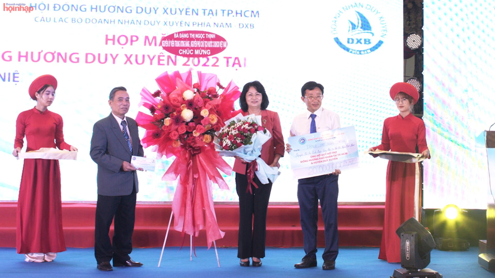 Nguy&amp;ecirc;n Ph&amp;oacute; chủ tịch nước Đặng Thị Ngọc Thịnh tặng hoa ch&amp;uacute;c mừng