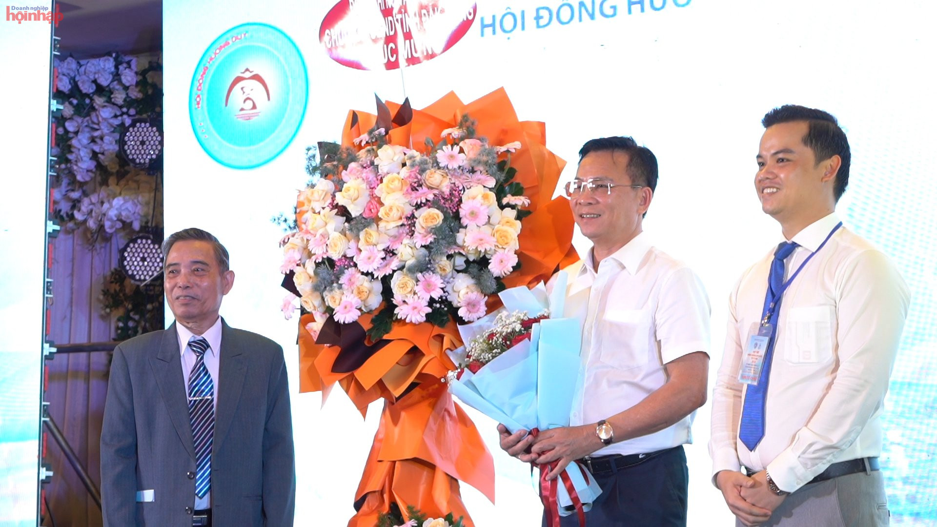 Chủ tịch UBND tỉnh Đắk N&amp;ocirc;ng Hồ Văn Mười đến dự tặng hoa ch&amp;uacute;c mừng.