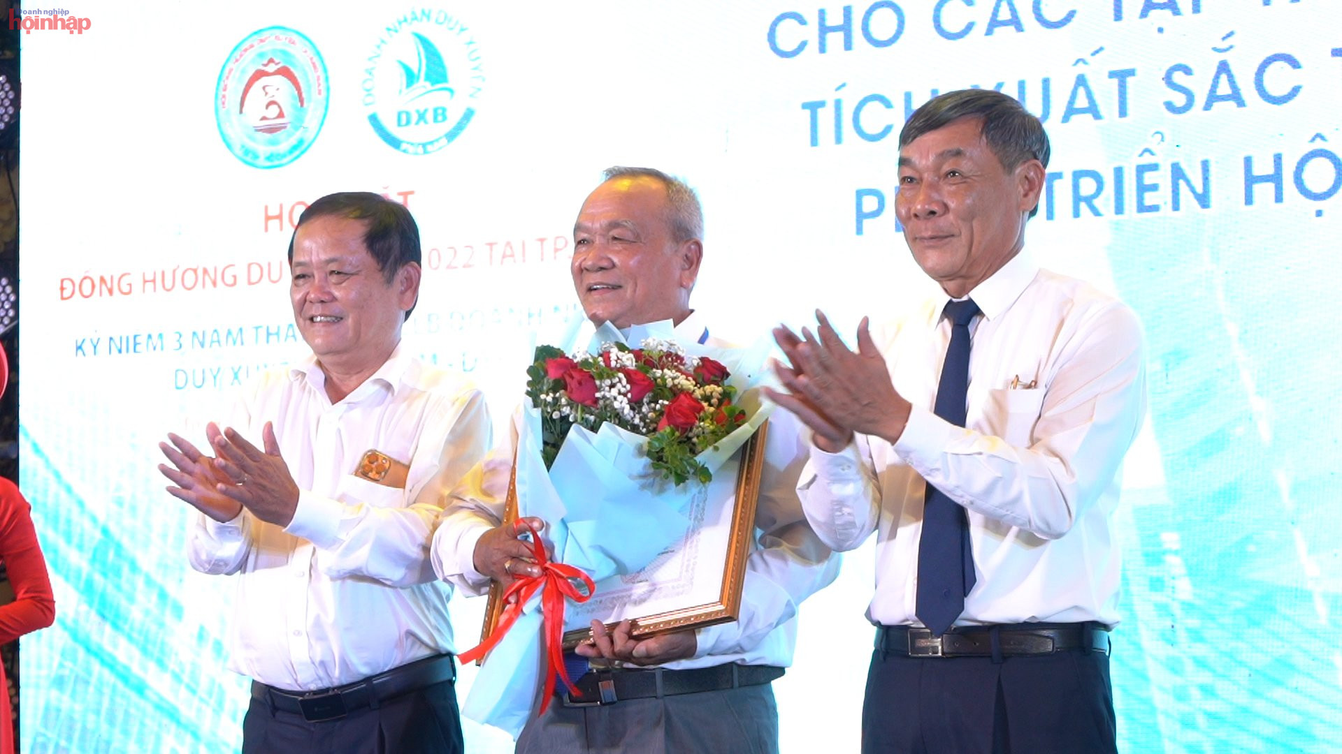 Thay mặt Đảng bộ, ch&amp;iacute;nh quyền v&amp;agrave; Nh&amp;acirc;n d&amp;acirc;n huyện Duy Xuy&amp;ecirc;n, đồng ch&amp;iacute; B&amp;iacute; thư Huyện ủy Nguyễn C&amp;ocirc;ng DũngTri &amp;acirc;n những đ&amp;oacute;ng g&amp;oacute;p của thế hệ đi trước trong c&amp;ocirc;ng t&amp;aacute;c hội.