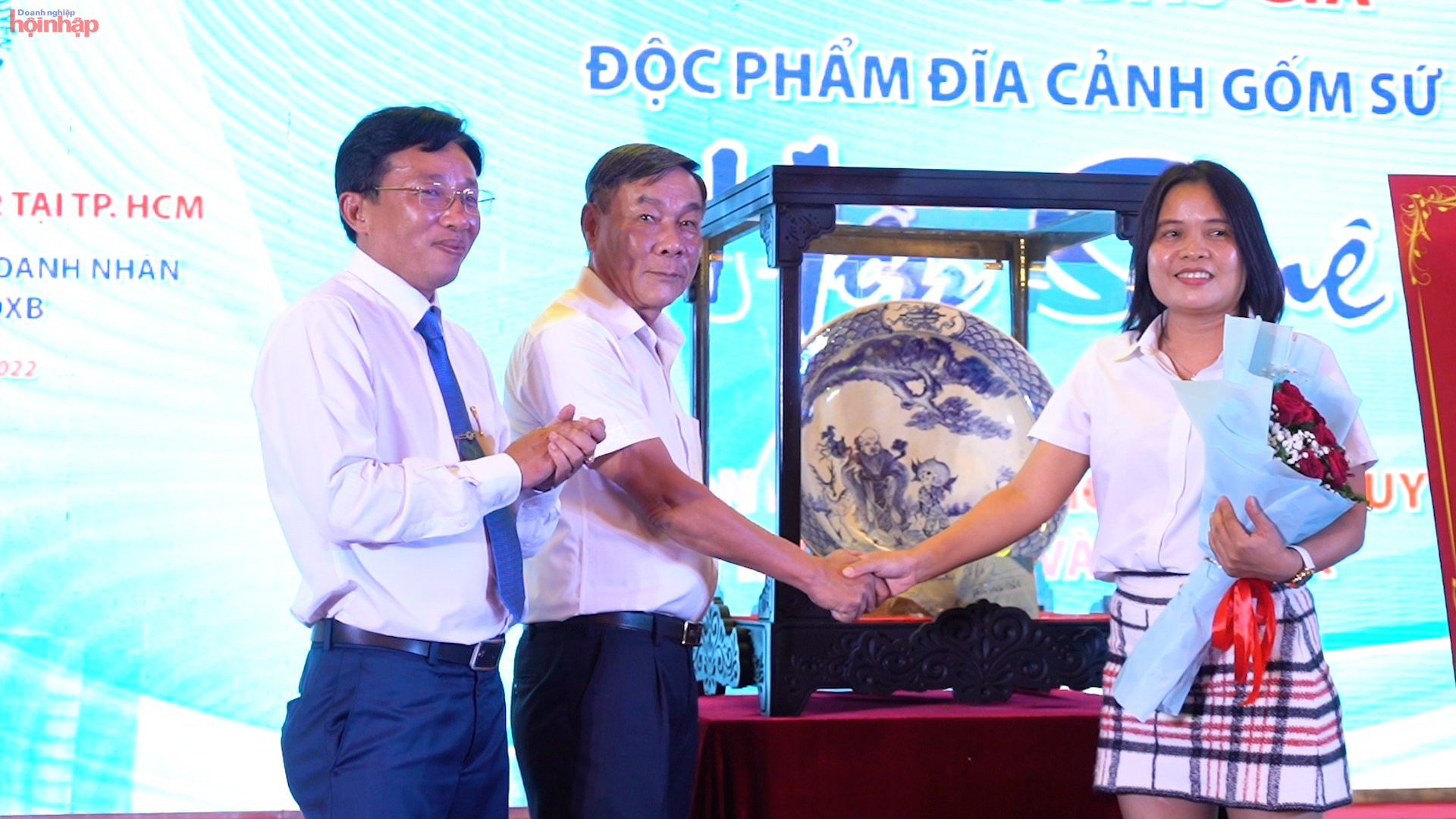 Tại buổi họp đồng hương Ban tổ chức cũng đ&amp;atilde; tổ chức đấu gi&amp;aacute; vật phẩm &amp;ldquo;Đĩa gốm sư men rạn kiểu cổ - hồn qu&amp;ecirc;&amp;rdquo; v&amp;agrave; quy&amp;ecirc;n g&amp;oacute;p hơn 1 tỷ đồng nhằm g&amp;acirc;y quỹ x&amp;acirc;y dựng nh&amp;agrave; cho c&amp;aacute;c gia đ&amp;igrave;nh c&amp;oacute; ho&amp;agrave;n cảnh kh&amp;oacute; khăn tại qu&amp;ecirc; nh&amp;agrave;