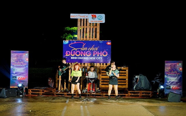 Nhiều tiết mục &amp;acirc;m nhạc đặc sắc với ban nhạc chuy&amp;ecirc;n nghiệp biểu diễn tại chương tr&amp;igrave;nh