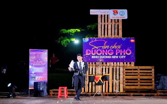 Tiết mục ảo thuật tạiS&amp;acirc;n chơi đường phố th&amp;agrave;nh phố mới B&amp;igrave;nh Dương thu h&amp;uacute;t đ&amp;ocirc;ng đảo kh&amp;aacute;n giả đến xem S&amp;acirc;n chơi đường phố th&amp;agrave;nh phố mới B&amp;igrave;nh Dương