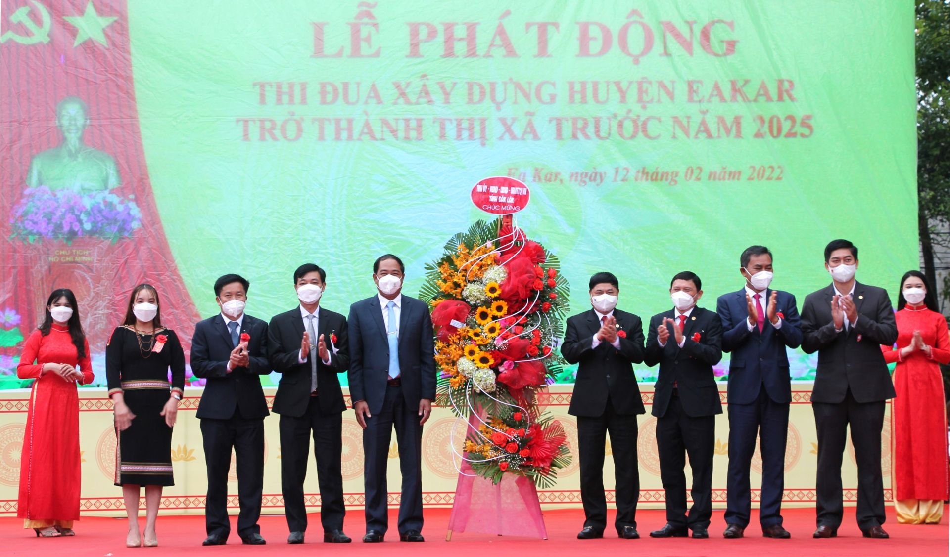 L&amp;atilde;nh đạo tỉnh Đắk Lắk tặng hoa cho l&amp;atilde;nh đạo huyện Ea Kar, ch&amp;uacute;c mừng huyện sớm trở th&amp;agrave;nh thị x&amp;atilde; trước năm 2025 (Từ giữa qua tr&amp;aacute;i ảnh l&amp;agrave; c&amp;aacute;c &amp;ocirc;ng: Phạm Minh Tấn - Ph&amp;oacute; b&amp;iacute; thư Thường trực Tỉnh ủy; Nguyễn Tuấn H&amp;agrave; - Ủy vi&amp;ecirc;n Ban Thường vụ Tỉnh ủy, Ph&amp;oacute; chủ tịch Thường trực UBND tỉnh; Y Bi&amp;ecirc;r Ni&amp;ecirc; - Ph&amp;oacute; b&amp;iacute; thư Tỉnh ủy; Y Vinh Tơr - Ủy vi&amp;ecirc;n Dự khuyết BCH Trung ương Đảng, Chủ tịch HĐND tỉnh, Trưởng Đo&amp;agrave;n đại biểu Quốc hội tỉnh).
