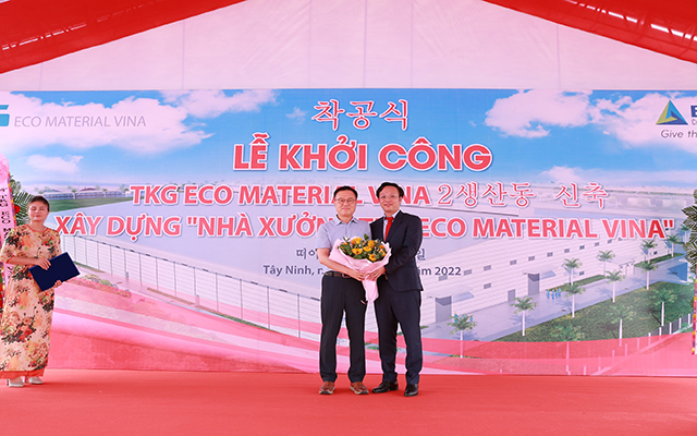 &amp;Ocirc;ng Cho Kwon Jee - TGĐ C&amp;ocirc;ng ty CP TKG Eco Material Vina (tr&amp;aacute;i)