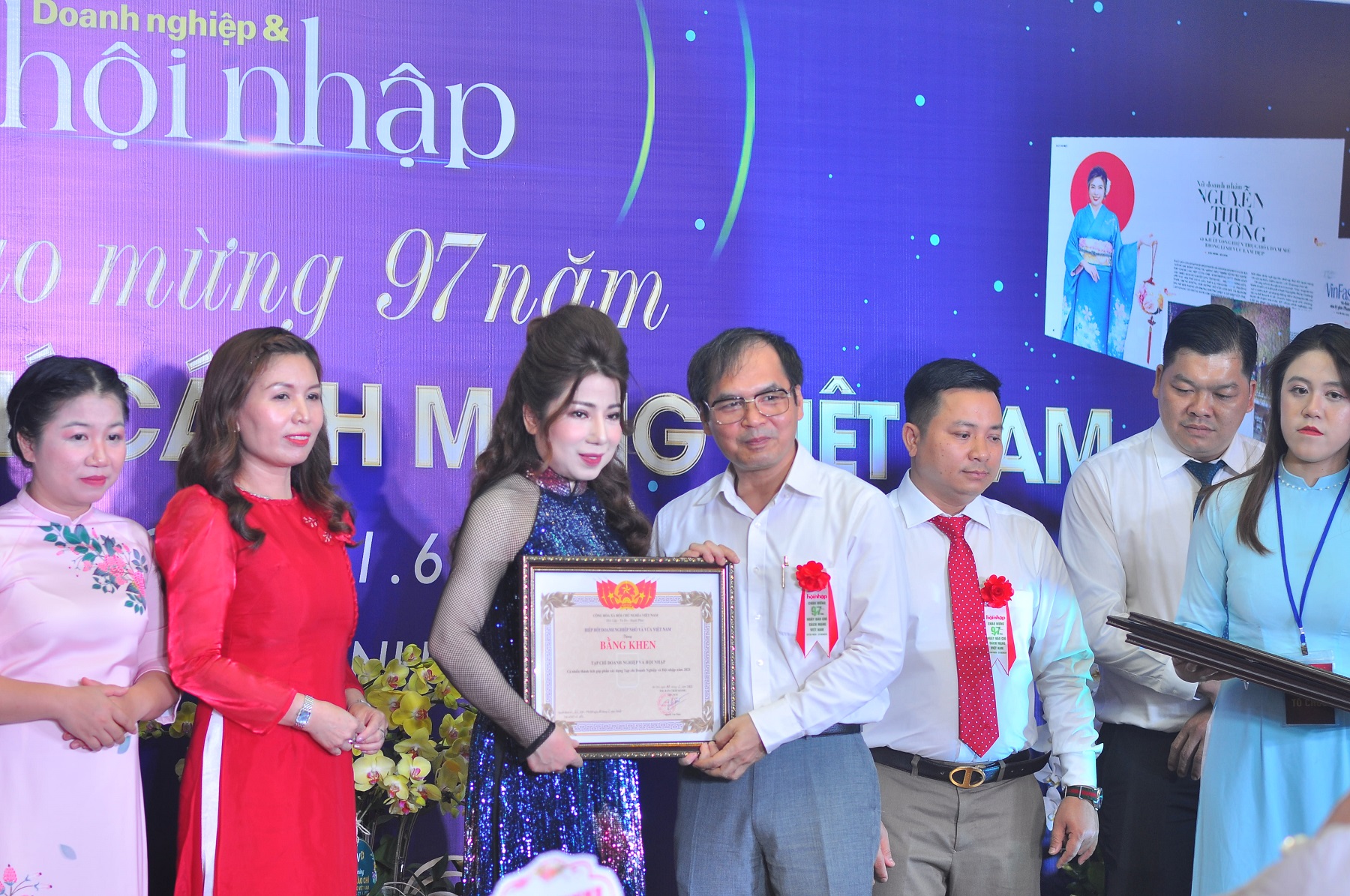 L&amp;atilde;nh đạo, c&amp;aacute;n bộ Tạp ch&amp;iacute; Doanh nghiệp &amp;amp; Hội nhập nhận bằng khen từ Hiệp hội Doanh nghiệp nhỏ v&amp;agrave; vừa