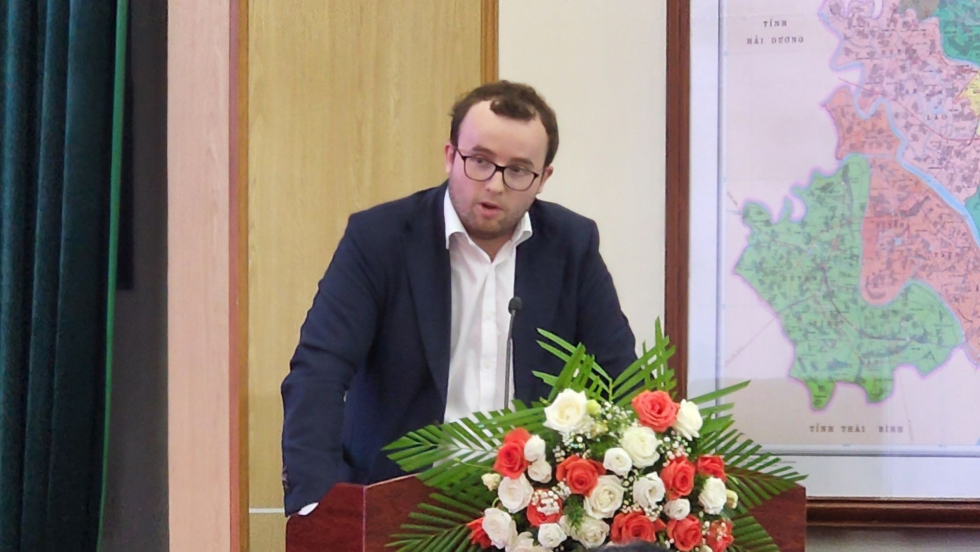 &amp;Ocirc;ng Harry Rawicz - Szczerbo trưởng ph&amp;ograve;ng thương mại v&amp;agrave; đầu tư Đại sứ qu&amp;aacute;n Vương Quốc Anh tại Việt Nam Ph&amp;aacute;t biểu tại hội nghị