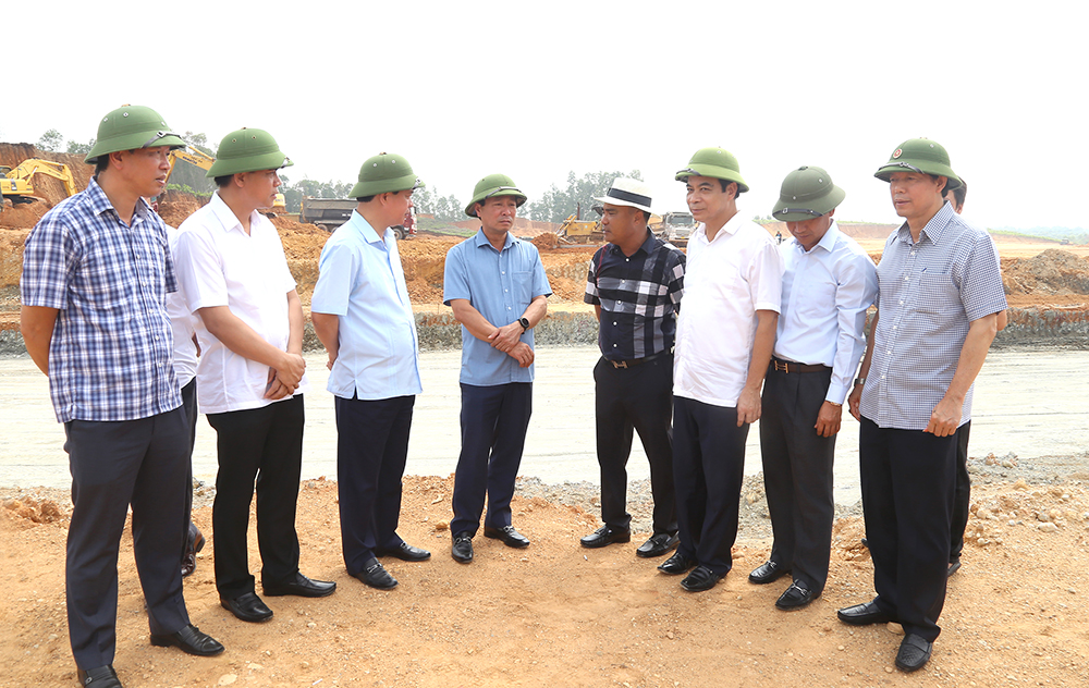 Chủ tịch UBND tỉnh Ph&amp;uacute; Thọ- B&amp;ugrave;i Văn Quang kiểm tra tiến độ x&amp;acirc;y dự hạ tầng kỹ thuật Cụm c&amp;ocirc;ng nghiệp Vạn Xu&amp;acirc;n, huyện Tam N&amp;ocirc;ng do C&amp;ocirc;ng ty TNHH TM v&amp;agrave; DV L&amp;acirc;n Huế l&amp;agrave;m chủ đầu tư.