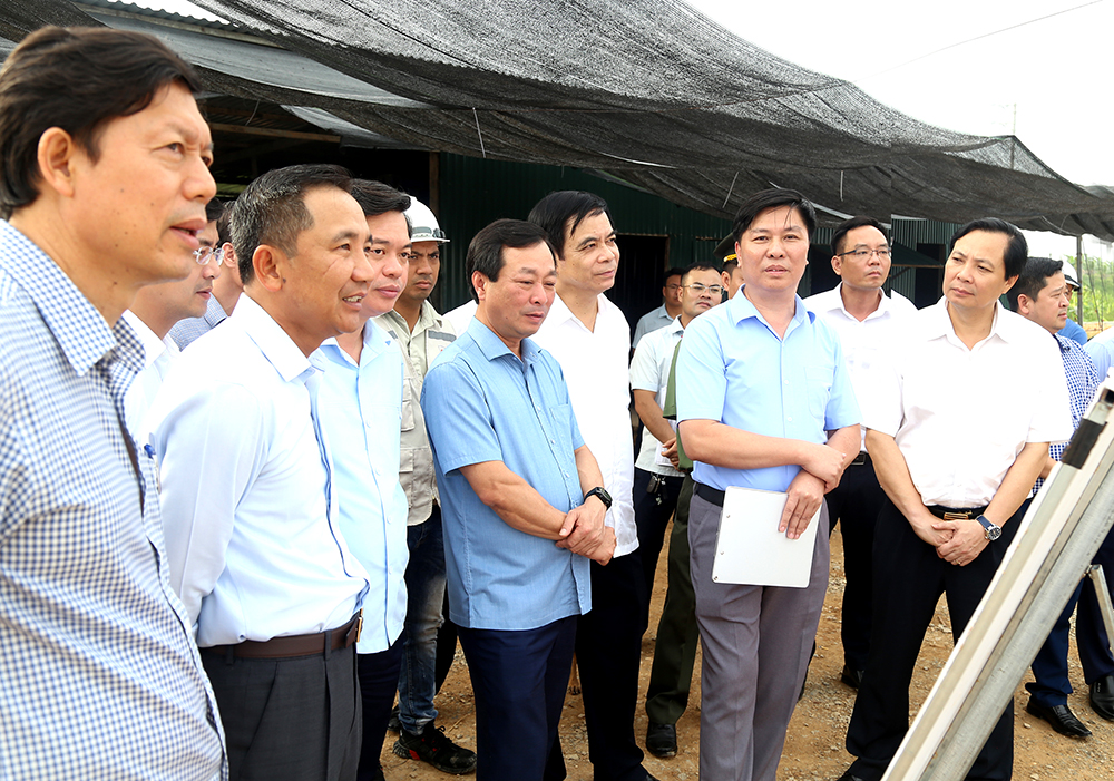 Chủ tịch tỉnh Ph&amp;uacute; Thọ- B&amp;ugrave;i Văn Quang kiểm tra t&amp;igrave;nh h&amp;igrave;nh thực hiện c&amp;aacute;c dự &amp;aacute;n: tại Cụm c&amp;ocirc;ng nghiệp thị trấn S&amp;ocirc;ng Thao, huyện Cẩm Kh&amp;ecirc;.