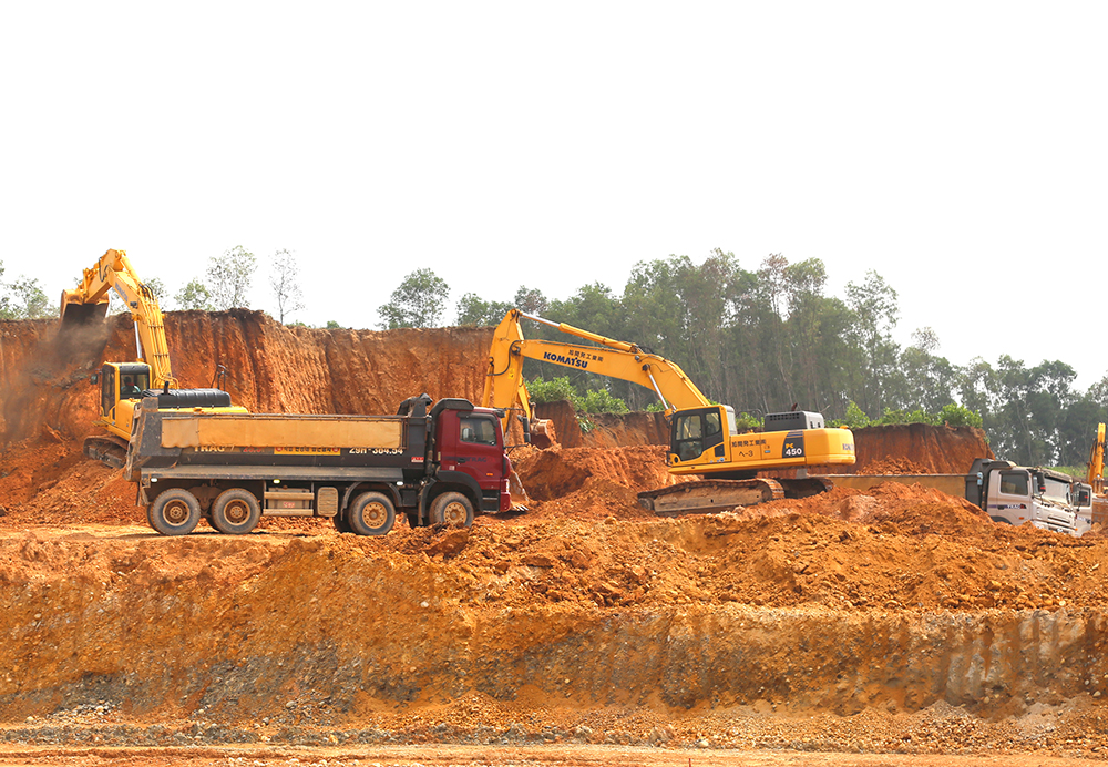 C&amp;ocirc;ng ty TNHH TM v&amp;agrave; DV L&amp;acirc;n Huế tập trung c&amp;aacute;c phương tiện m&amp;aacute;y m&amp;oacute;c đẩy nhanh tiến độ thi c&amp;ocirc;ng hạ tầng kỹ thuật Cụm c&amp;ocirc;ng nghiệp x&amp;atilde; Vạn Xu&amp;acirc;n