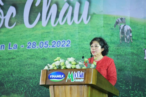 B&amp;agrave; Mai Kiều Li&amp;ecirc;n, Chủ tịch HĐQT Mộc Ch&amp;acirc;u Milk, Th&amp;agrave;nh vi&amp;ecirc;n HĐQT ki&amp;ecirc;m Tổng gi&amp;aacute;m đốc Vinamilk chia sẻ: &amp;ldquo;Kh&amp;aacute;c với c&amp;aacute;c Nh&amp;agrave; m&amp;aacute;y, trang trại kh&amp;aacute;c của Vinamilk l&amp;agrave; chỉ c&amp;oacute; nh&amp;agrave; m&amp;aacute;y, hoặc chỉ c&amp;oacute; trang trại, Thi&amp;ecirc;n đường sữa Mộc Ch&amp;acirc;u l&amp;agrave; tổ hợp dự &amp;aacute;n li&amp;ecirc;n ho&amp;agrave;n, kết hợp cả nh&amp;agrave; m&amp;aacute;y, trang trại v&amp;agrave; du lịch sinh th&amp;aacute;i. Tại nh&amp;agrave; m&amp;aacute;y, ch&amp;uacute;ng t&amp;ocirc;i sẽ &amp;aacute;p dụng hệ thống tự động h&amp;oacute;a ho&amp;agrave;n to&amp;agrave;n c&amp;ugrave;ng c&amp;aacute;c c&amp;ocirc;ng nghệ th&amp;ocirc;ng minh mới nhất. B&amp;ecirc;n cạnh đ&amp;oacute;, Mộc Ch&amp;acirc;u l&amp;agrave; địa điểm rất đặc biệt v&amp;igrave; đ&amp;acirc;y l&amp;agrave; nơi đầu ti&amp;ecirc;n tại Việt Nam chăn nu&amp;ocirc;i b&amp;ograve; sữa từ hơn 60 năm trước. Kh&amp;ocirc;ng những c&amp;oacute; kh&amp;iacute; hậu m&amp;aacute;t mẻ quanh năm m&amp;agrave; Mộc Ch&amp;acirc;u c&amp;ograve;n sở hữu phong cảnh thi&amp;ecirc;n nhi&amp;ecirc;n v&amp;ocirc; c&amp;ugrave;ng đẹp. V&amp;igrave; thế, ch&amp;uacute;ng t&amp;ocirc;i lựa chọn ph&amp;aacute;t triển nh&amp;agrave; m&amp;aacute;y, trang trại kết hợp với du lịch sinh th&amp;aacute;i với ưu ti&amp;ecirc;n h&amp;agrave;ng đầu l&amp;agrave; xanh, sạch, ph&amp;aacute;t triển bền vững tại đ&amp;acirc;y&amp;rdquo;.