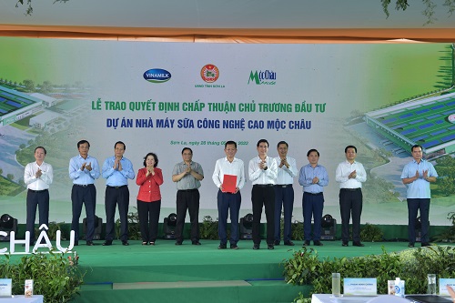 &amp;Ocirc;ng Phạm Hải Nam (đứng giữa) &amp;ndash; Tổng gi&amp;aacute;m đốc Mộc Ch&amp;acirc;u Milk đại diện nhận Quyết định chấp thuận chủ trương đầu tư cho hạng mục &amp;ldquo;Nh&amp;agrave; m&amp;aacute;y sữa c&amp;ocirc;ng nghệ cao Mộc Ch&amp;acirc;u&amp;rdquo; từ l&amp;atilde;nh đạo Tỉnh Sơn La