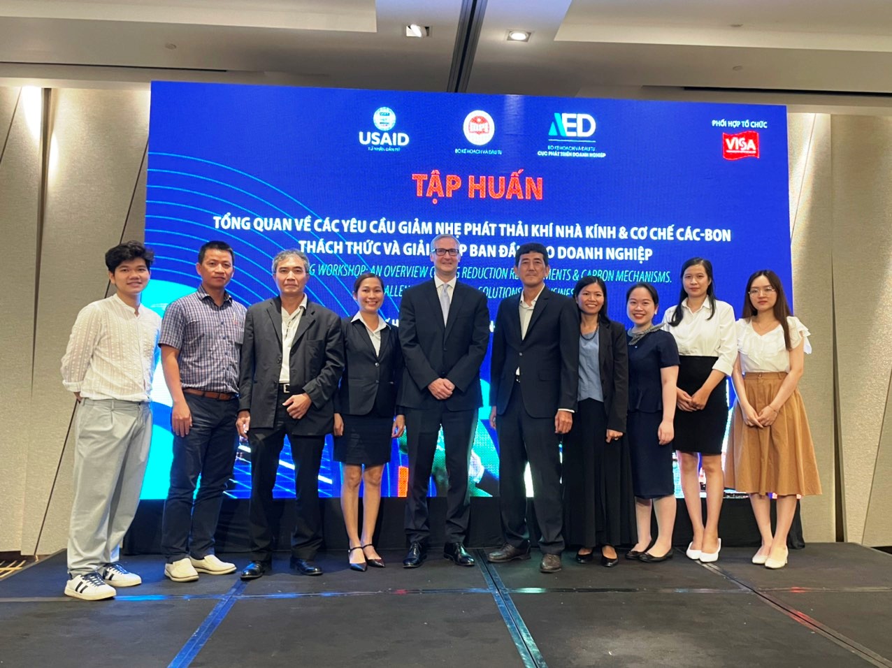 &amp;Ocirc;ng Ochiai Mitsuru &amp;ndash; Chủ tịch Li&amp;ecirc;n minh VISA đứng thứ 5 từ phải qua; &amp;ocirc;ng Ng&amp;ocirc; Ngọc Kh&amp;aacute;nh &amp;ndash; Ph&amp;oacute; Chủ tịch Thường trực Li&amp;ecirc;n minh VISA đứng thứ 3 từ tr&amp;aacute;i qua tại Tập huấn &amp;ldquo; Tổng quan về c&amp;aacute;c y&amp;ecirc;u cầu giảm nhẹ ph&amp;aacute;t thải k&amp;yacute; nh&amp;agrave; k&amp;iacute;nh v&amp;agrave; Cơ chế c&amp;aacute;c-bon: Th&amp;aacute;ch thức v&amp;agrave; Giải ph&amp;aacute;p ban đầu cho doanh nghiệp&amp;rdquo;
